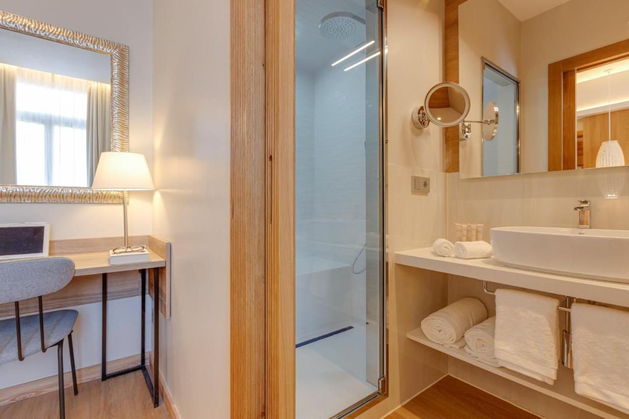 Hotel Boutique Mirlo Barcelona Eksteriør bilde A shower cubicle