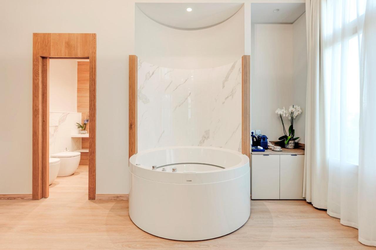 Hotel Boutique Mirlo Barcelona Eksteriør bilde A modern bathtub